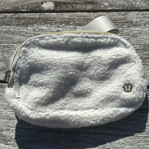 Lululemon Everywhere Belt Bag 1L Fleece white opal/gold NWT Sherpa - Picture 2 of 5